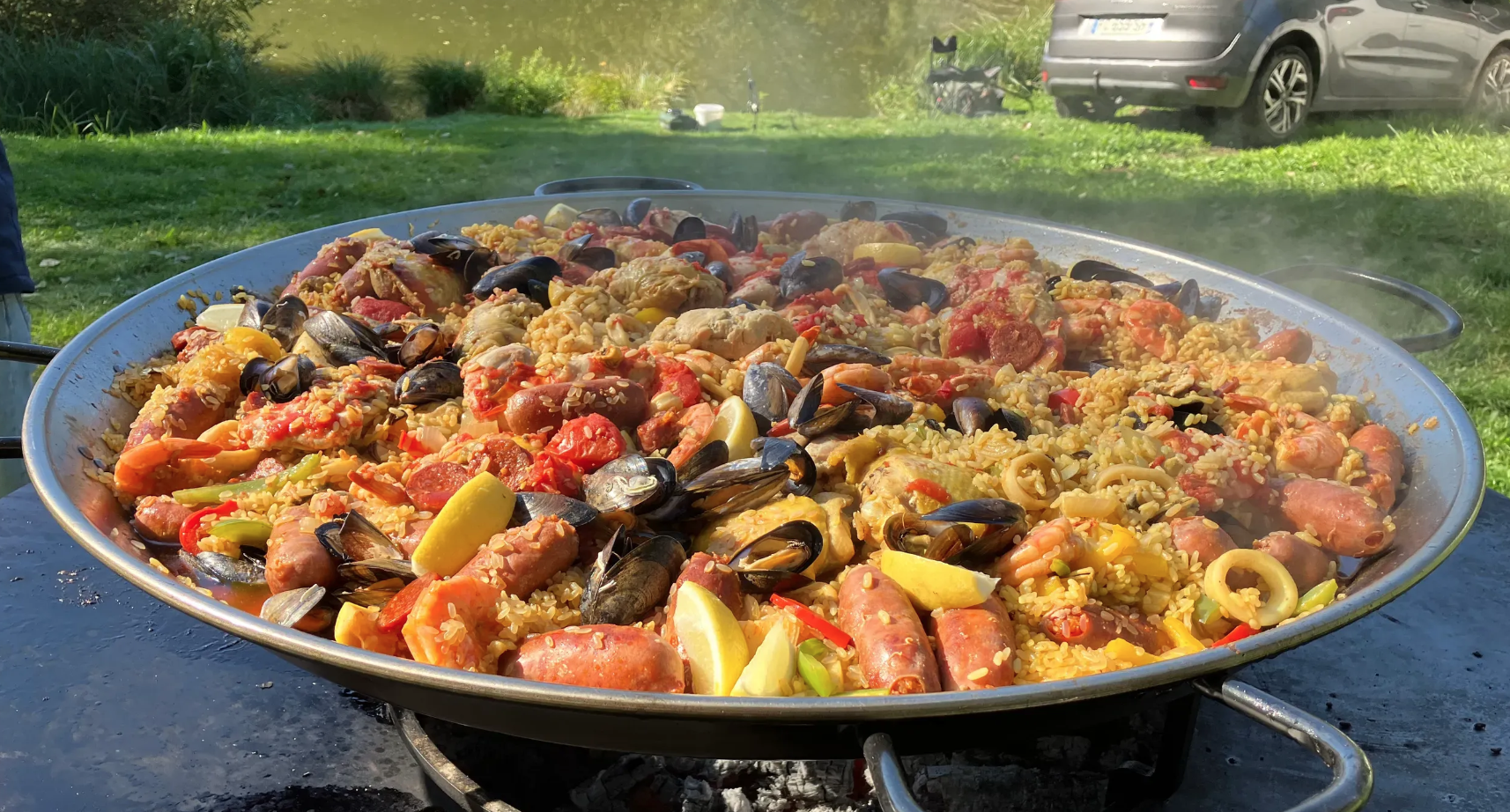 Paella généreuse terre et mer
